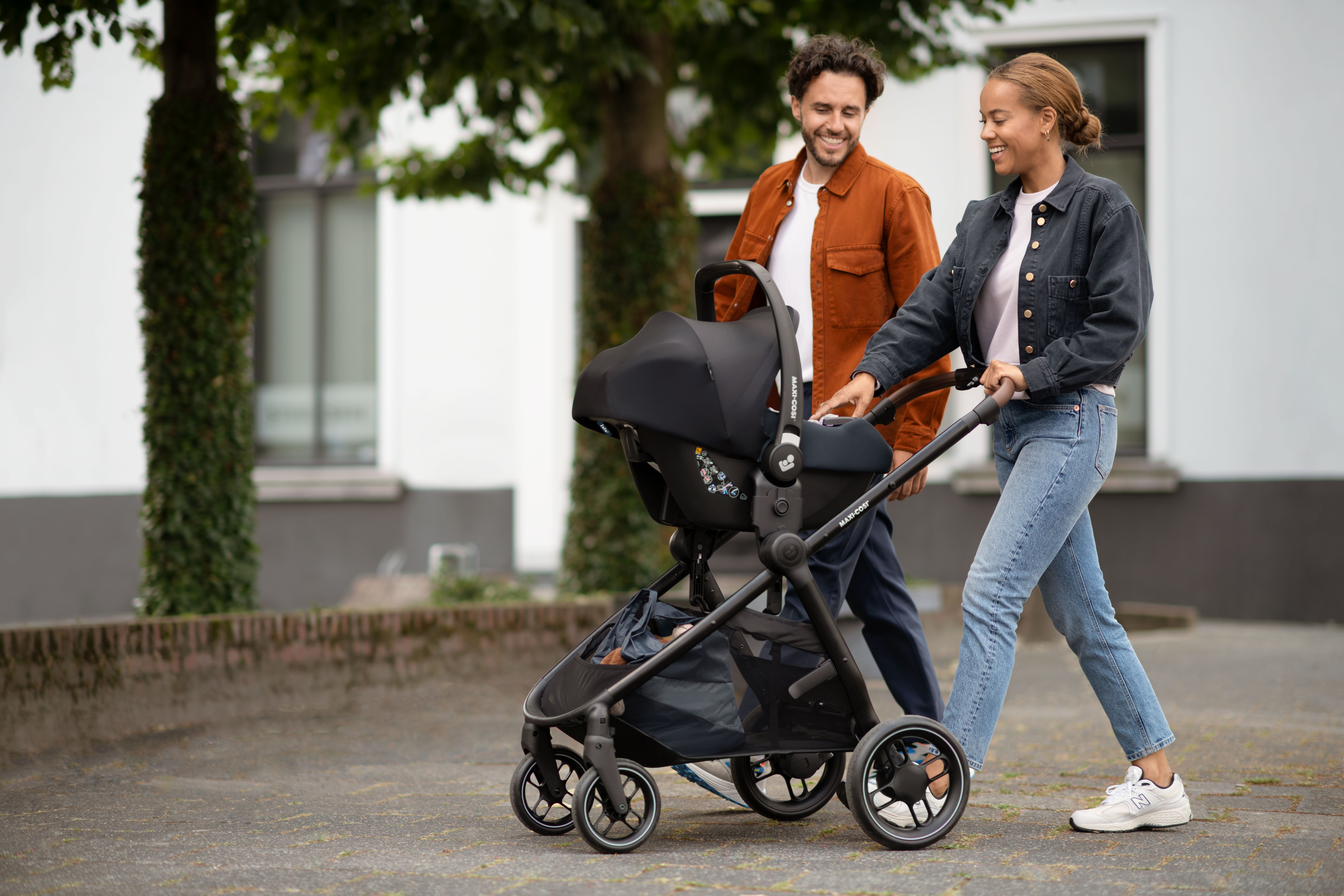 JPG RGB 300 DPI-MC1210_2021_maxicosi_Stroller_Zelia³_Lifestyle_City_Familywalkingwithcarseattinca_Landscape.jpg