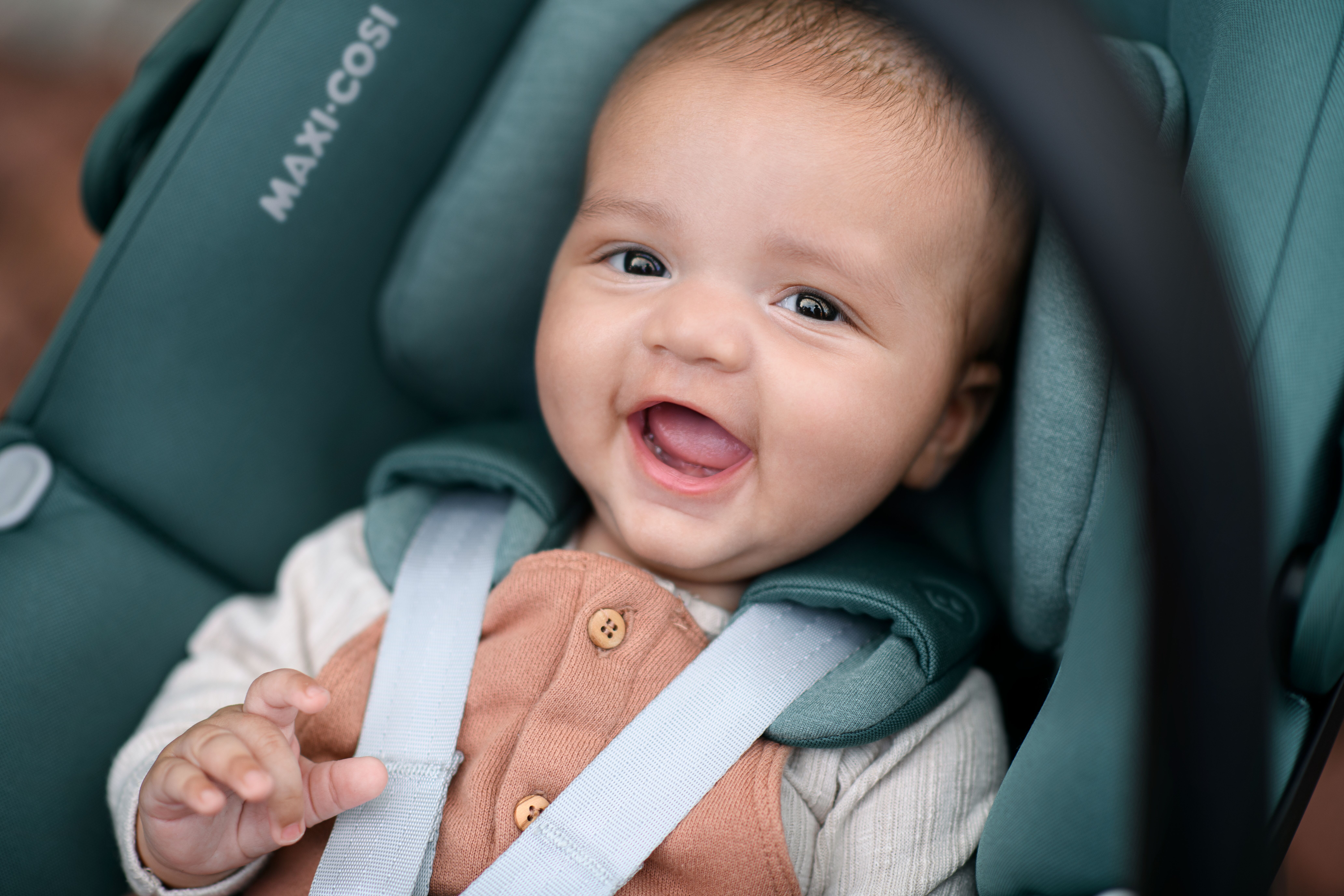 JPG RGB 300 DPI-MC8044_2022_maxicosi_Carseat_Pebble 360_Lifestyle_City_babyhappyintheseat_Landscape.jpg