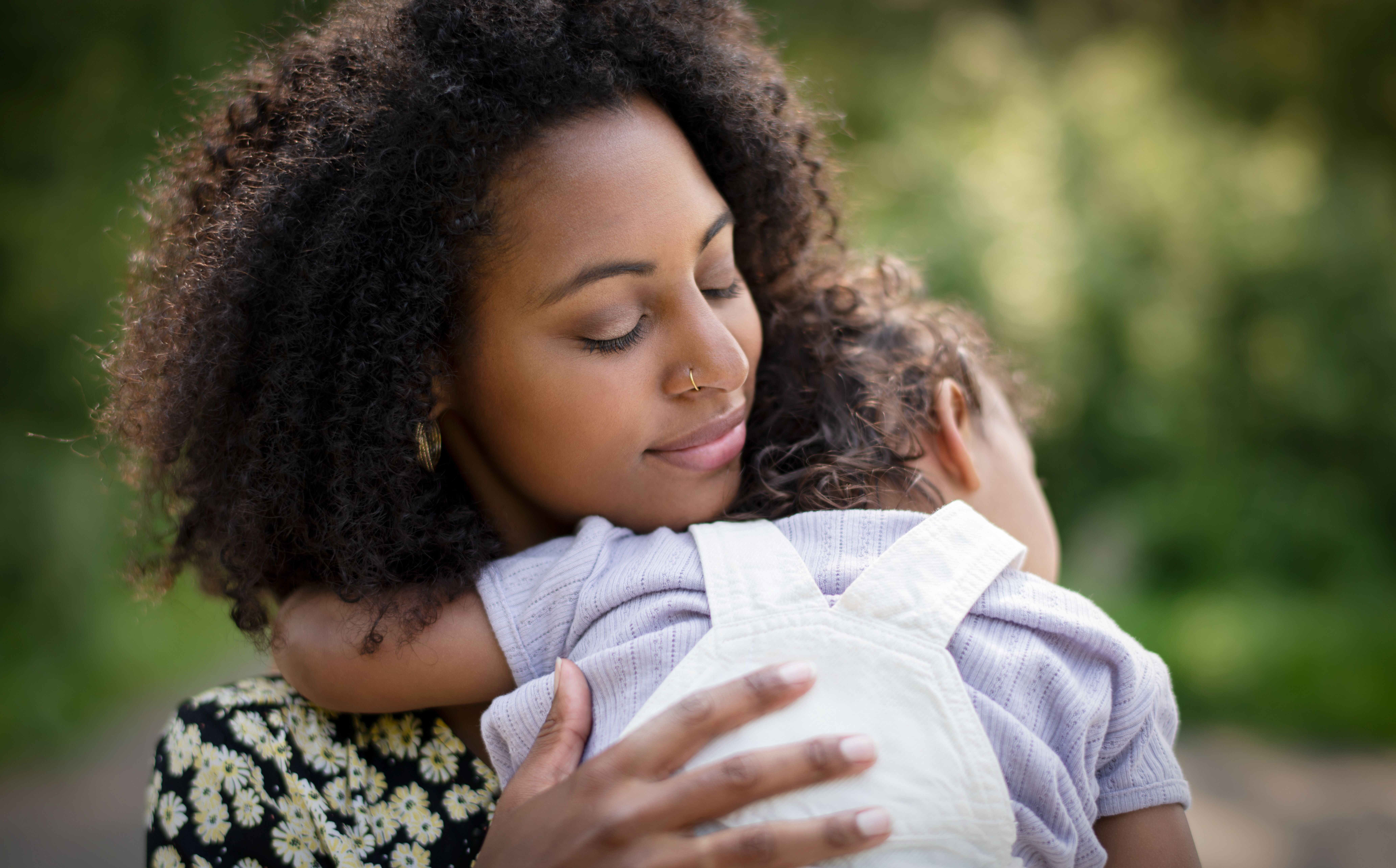 JPG RGB 300 DPI-MC_2021_maxicosi_General_Lifestyle_City Park_Closeupmomanddaughterhugging_Landscape.jpg